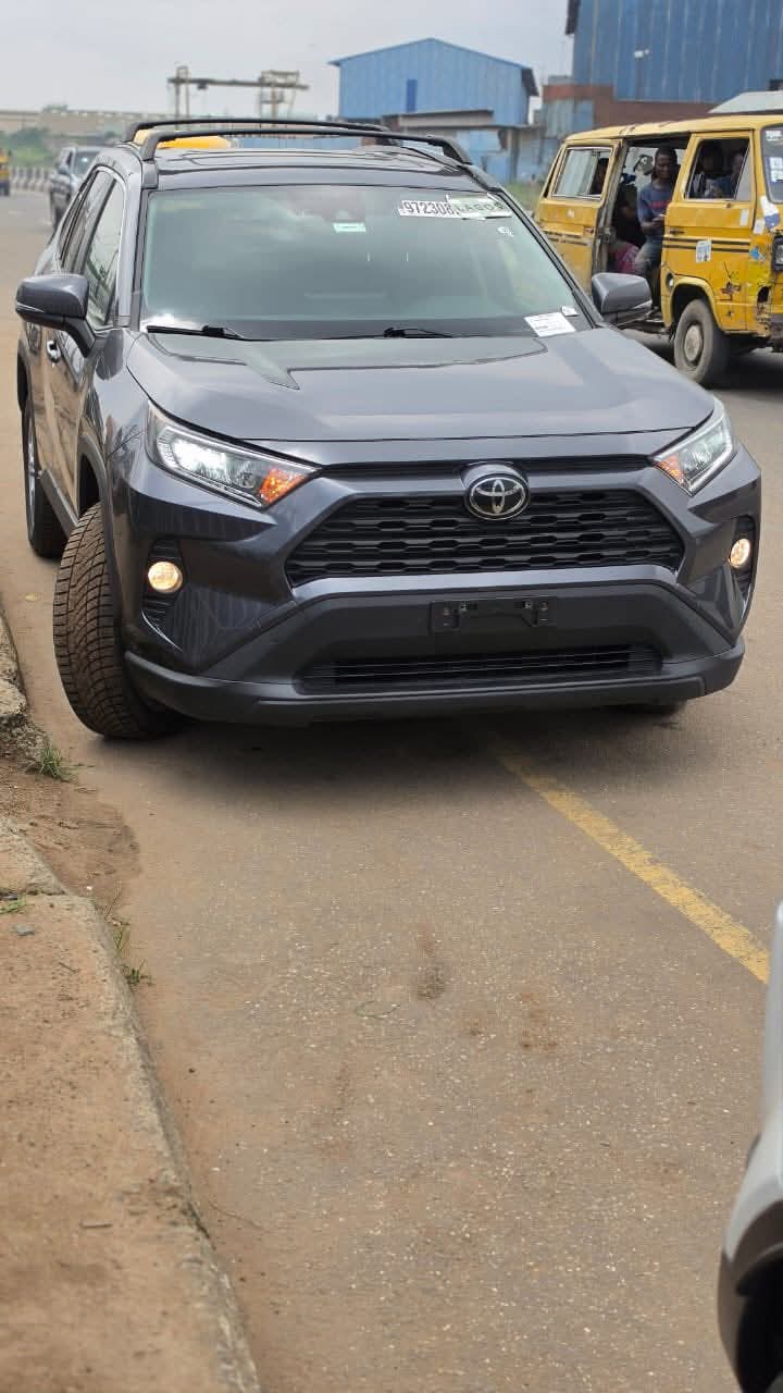 2019 Toyota RAV4 โ photo 1