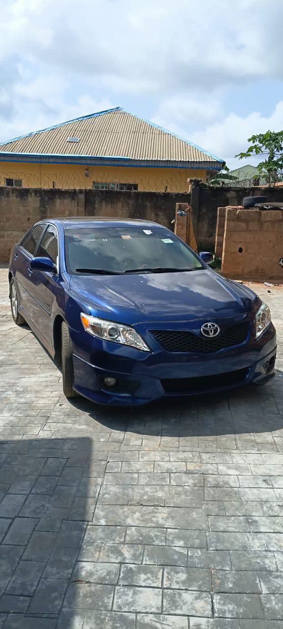 2010 Toyota Camry โ photo 1